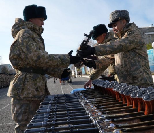 Сарбаздарға қару табыстады