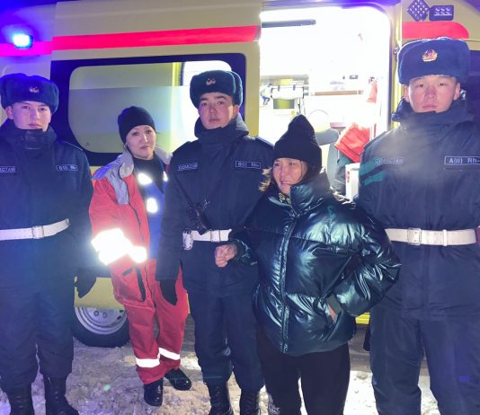 Жетісулық ұландықтар құлап қалған әйелге алғашқы медициналық көмек көрсетті