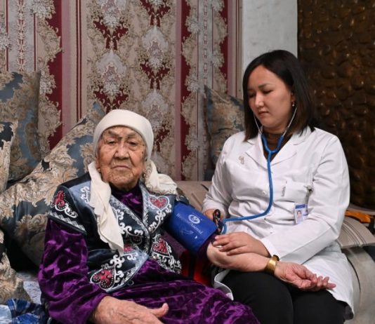 Акцию ко Дню Победы продолжают медики в Жетiсу