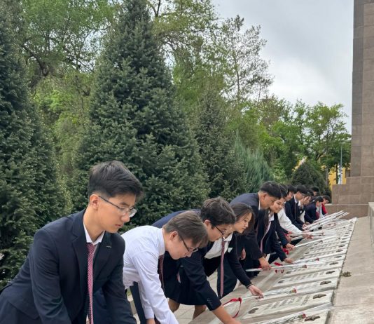 Ученики Назарбаев Интеллектуальной школы города Талдыкорган почтили память героев Великой Отечественной войны