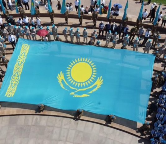 Көк Туымыз – көгімізде, Елтаңбамыз – төрімізде, Әнұранымыз – жүрегімізде