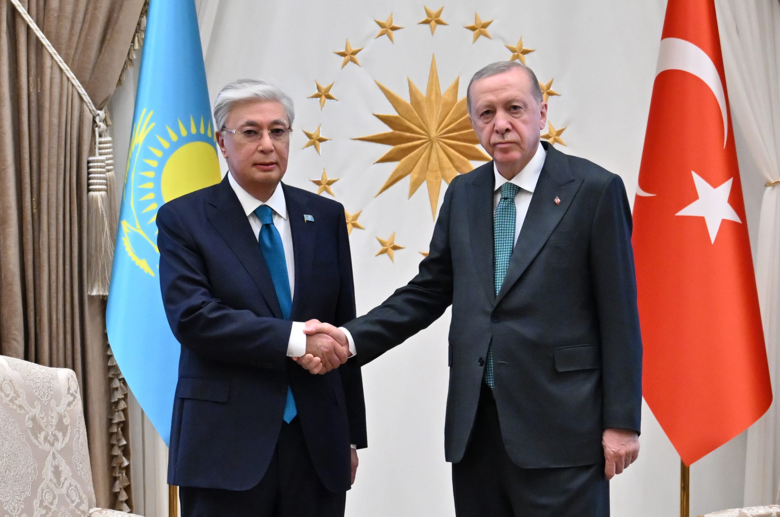 Томпақ кемпір позаға түсіп, жыныстық қатынасқа түседі