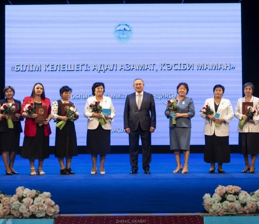 Жетісу облысында Тамыз конференциясы аясында білім мекемелерінің 90 қызметкері марапатталды