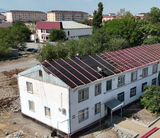 «Таза Қазақстан»: Жетісуда аумақтарды абаттандыру аясында 77 көпқабатты үйдің шатыры жөнделуде