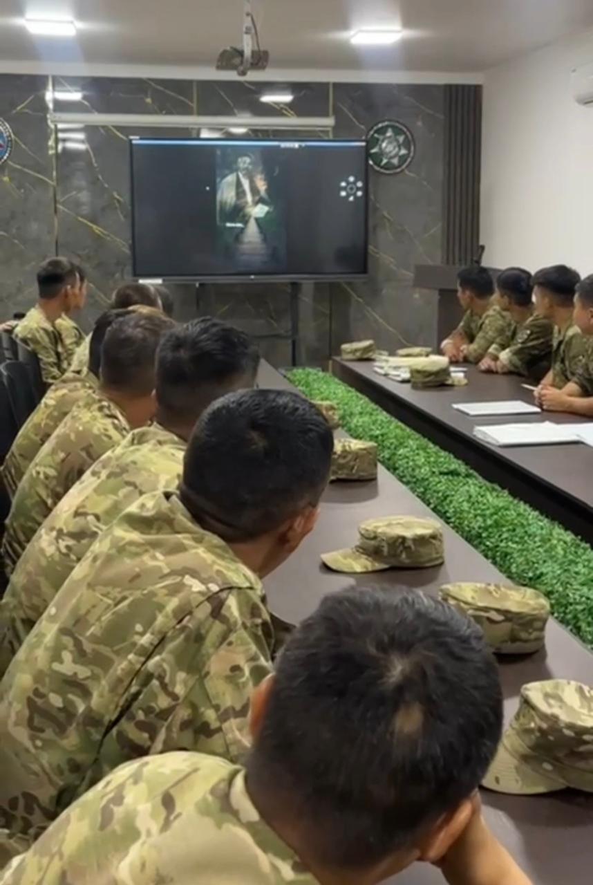 Порнодағы C шыныаяқтары бар 18 жастағы балалар