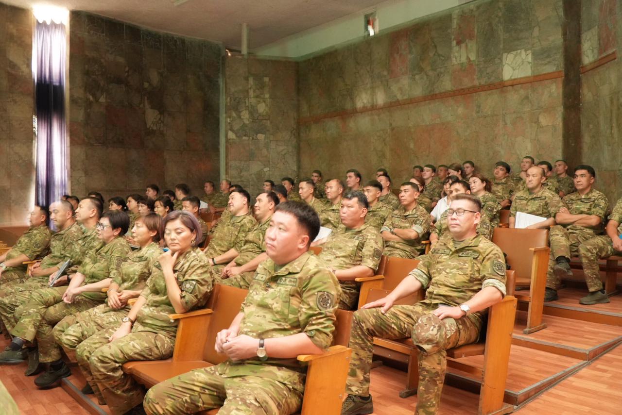 Жігіт әйелдің кеудесін сипады