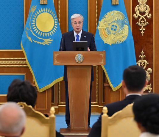 Глава государства поздравил работников нефтегазовой отрасли