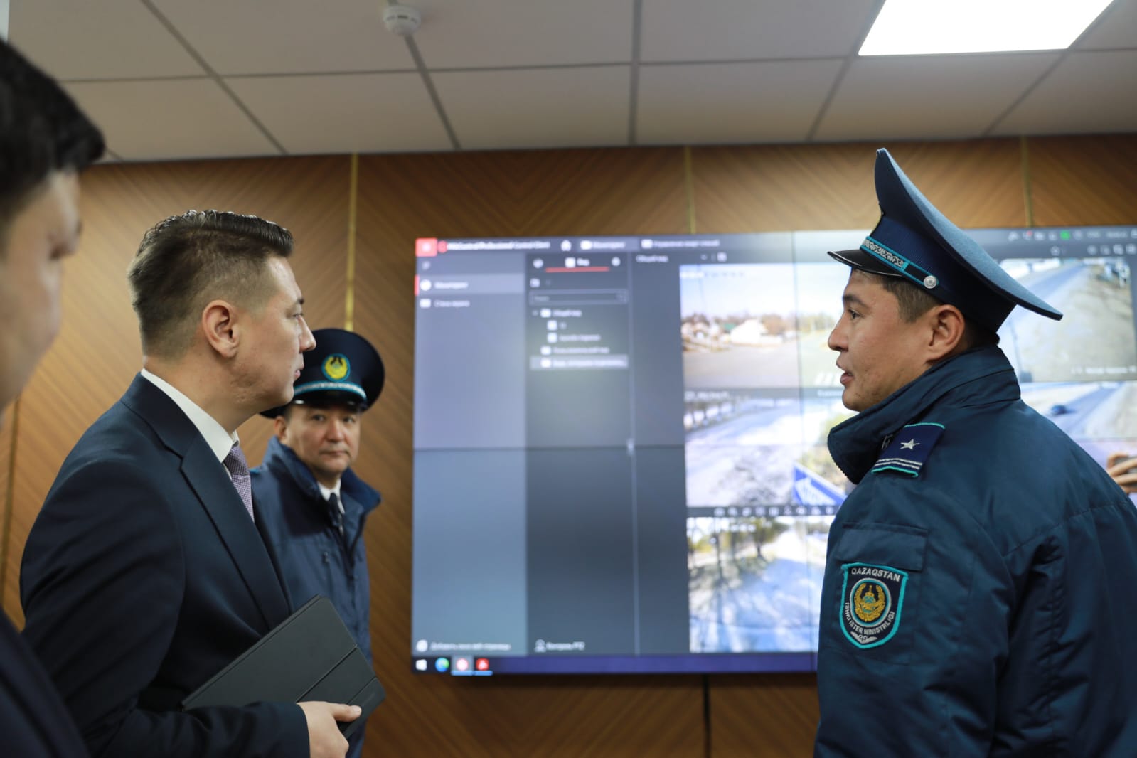 Джулия Энн екі қара жігітпен бейне