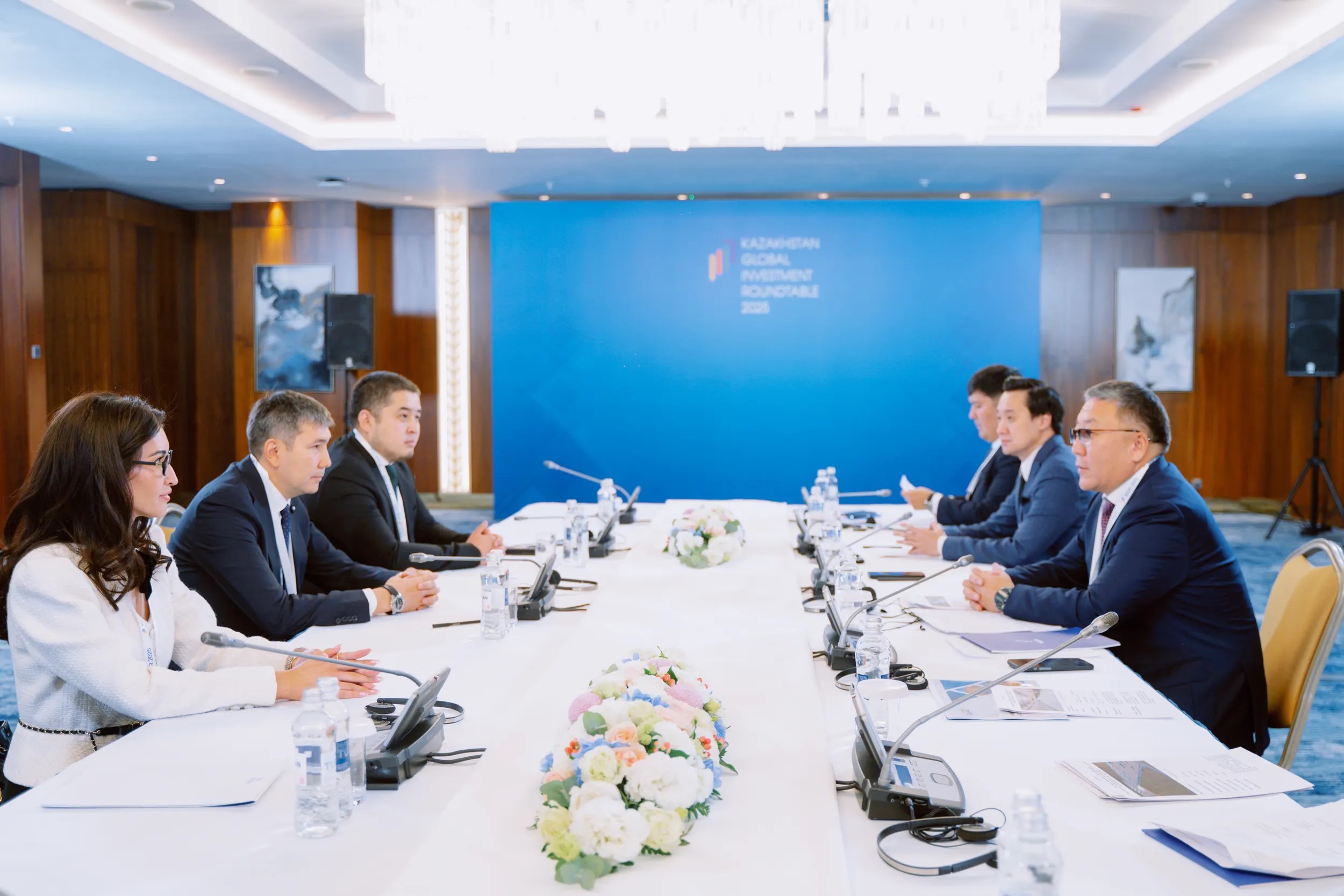 Жарқылдаған кеуделер туралы бейне Үлкен кеуделері бар салбыраған табиғи сиськи бейне