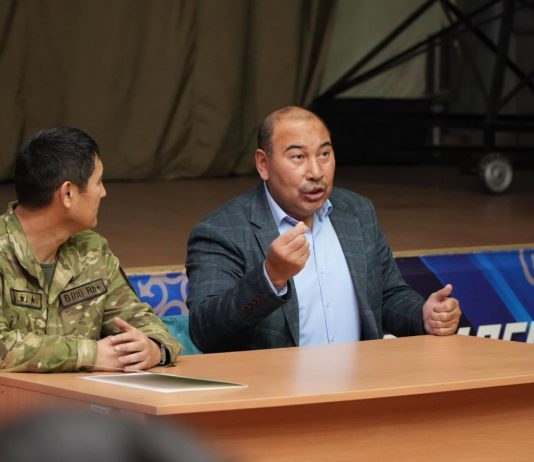 Олимпиада чемпионы Ермахан Ыбырайымов шекарашылармен кездесті