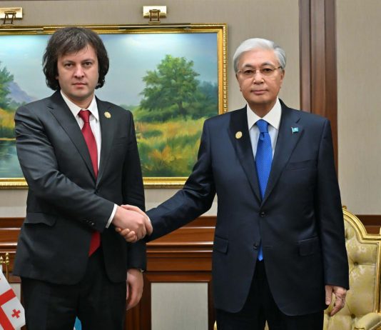 Ашхабадтағы халықаралық форум аясында Қасым-Жомарт Тоқаев Грузия Премьер-министрі Ираклий Кобахидземен кездесті