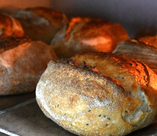 Жетісуда жас кәсіпкер қол ашытқымен пісірелетін нан өндірісін жолға қойды