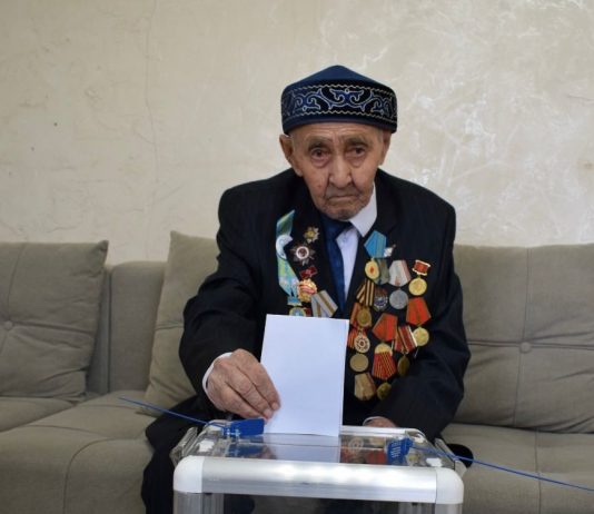 Талдықорғанда Ұлы Отан соғысының ардагері Ысқақ Құсайынов дауыс берді