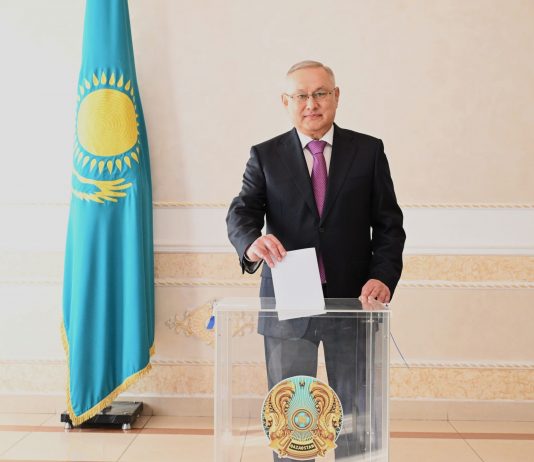 «Мен еліміздің өсіп-өркендеуі үшін дауыс бердім»: Жетісу облысының әкімі Бейбіт Исабаев референдумға қатысты