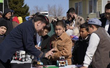 Ұлттық спорт күні: Жетісуда балалар роботтың көмегімен асық ойнады