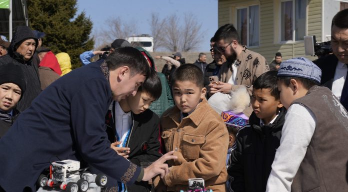 Ұлттық спорт күні: Жетісуда балалар роботтың көмегімен асық ойнады