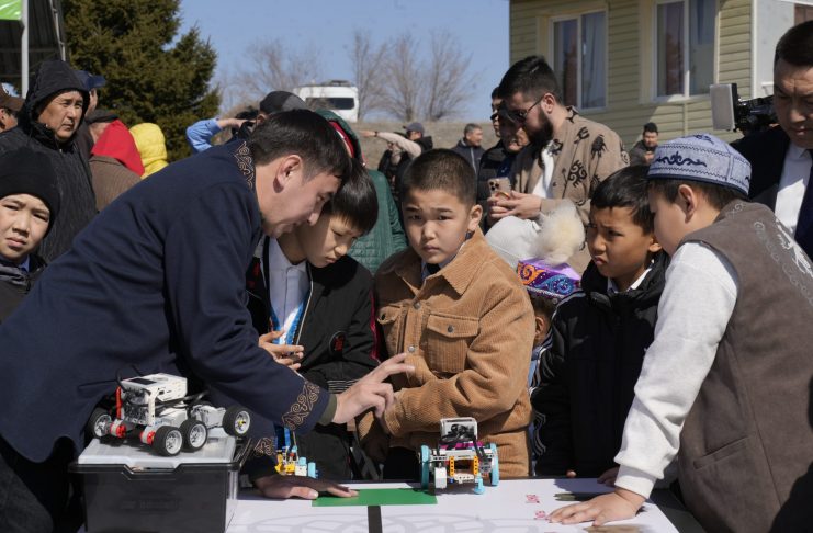 Ұлттық спорт күні: Жетісуда балалар роботтың көмегімен асық ойнады