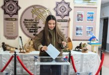 Талдықорғанда 18 жастағы Мөлдір Болатбек алғаш рет референдумда дауыс берді