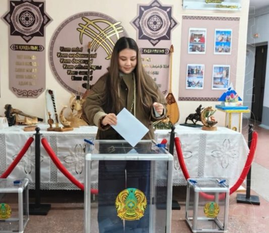 Талдықорғанда 18 жастағы Мөлдір Болатбек алғаш рет референдумда дауыс берді