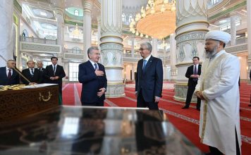 Қасым-Жомарт Тоқаев Өзбекстан Президенті Шавкат Мирзиёевпен бірге Түркістандағы жаңа мешітті аралап көрді