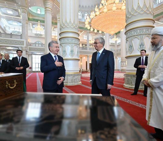 Қасым-Жомарт Тоқаев Өзбекстан Президенті Шавкат Мирзиёевпен бірге Түркістандағы жаңа мешітті аралап көрді