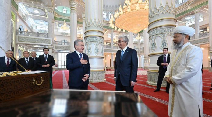 Қасым-Жомарт Тоқаев Өзбекстан Президенті Шавкат Мирзиёевпен бірге Түркістандағы жаңа мешітті аралап көрді