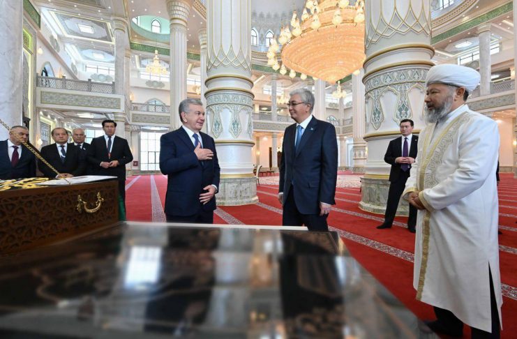 Қасым-Жомарт Тоқаев Өзбекстан Президенті Шавкат Мирзиёевпен бірге Түркістандағы жаңа мешітті аралап көрді