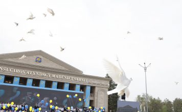 9 мамырда Жетісуда 150 адамнан құралған хор симфониялық оркестрдің сүйемелдеуімен «Жеңіс күні» әнін екі тілде орындады