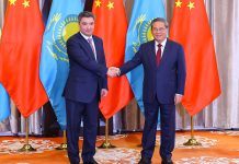 Олжас Бектенов ҚХР Мемлекеттік кеңесінің Премьері Ли Цянмен экономикалық ынтымақтастық мәселелерін талқылап, «Бір белдеу, бір жол» бастамасы сессиясында сөз сөйледі