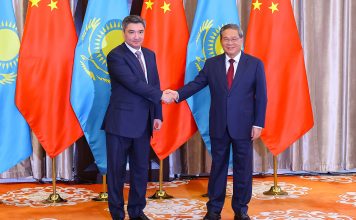 Олжас Бектенов ҚХР Мемлекеттік кеңесінің Премьері Ли Цянмен экономикалық ынтымақтастық мәселелерін талқылап, «Бір белдеу, бір жол» бастамасы сессиясында сөз сөйледі