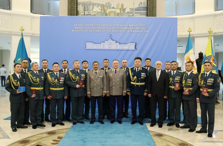 Қорғаныс министрі Ұлттық қорғаныс университетінің түлектеріне дипломдар табыстады