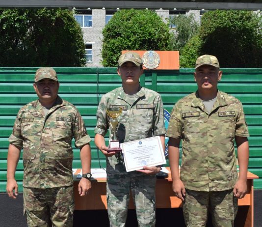 Алакөл ауданында үздік сарбаздар марапатталды