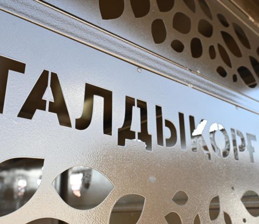 Жетісулық құрылысшылар әулеті қалалық ортаға арналған металл бұйымдарын шығаратын өндірісті жолға қойды