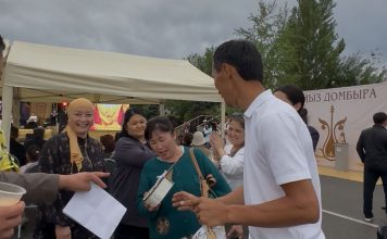 Ұлттық домбыра күні: Талдықорғанда үздіктерге домбыра сыйға берілді