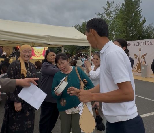 Ұлттық домбыра күні: Талдықорғанда үздіктерге домбыра сыйға берілді
