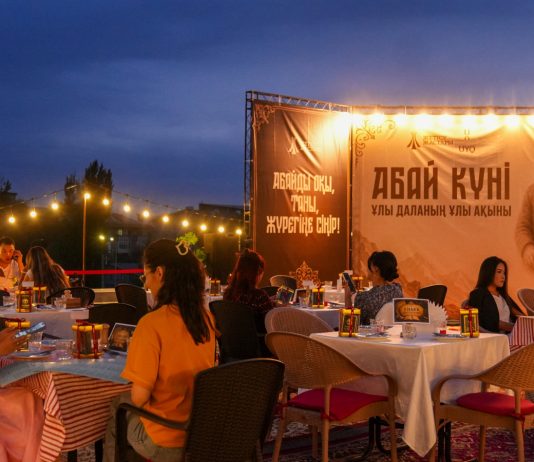 Абай күніне орай «Толық адам» тұжырымдамасы аясында «Желсіз түнде жарық ай» әдеби сазды кеш ұйымдастырылды
