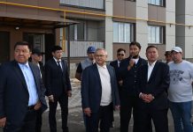 Сарыөзектің инфрақұрылымы жаңаруда: облыс әкімі Бейбіт Исабаев құрылыс жұмыстарының барысын тексерді
