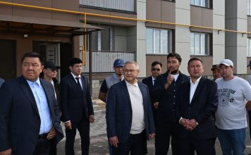 Сарыөзектің инфрақұрылымы жаңаруда: облыс әкімі Бейбіт Исабаев құрылыс жұмыстарының барысын тексерді
