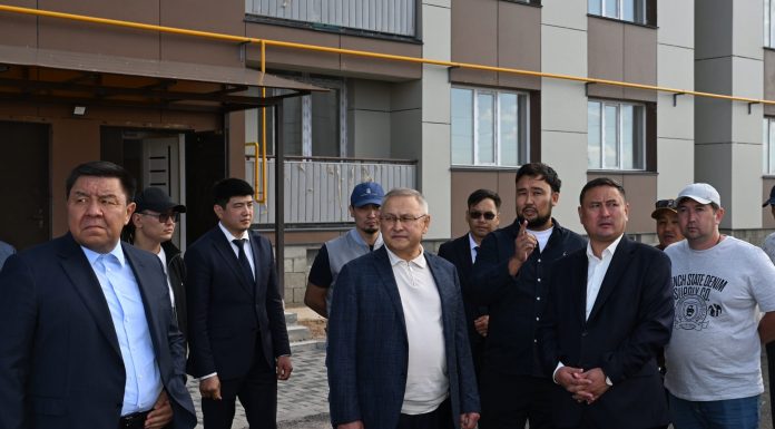 Сарыөзектің инфрақұрылымы жаңаруда: облыс әкімі Бейбіт Исабаев құрылыс жұмыстарының барысын тексерді