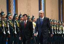 Тәуелсіздік сарайында елімізге ресми сапармен келген Лаос Президенті Тхонглун Сисулитті салтанатты қарсы алу рәсімі өтті