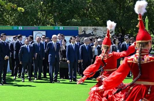 Мемлекет басшысы Қасым-Жомарт Тоқаев пен Корея Ұлттық Ассамблеясының Спикері Чо Чжон Шик қазақ этноауылына барды
