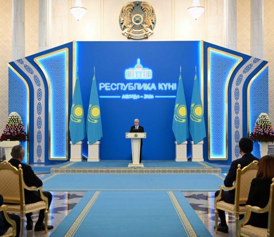Егемен елдің еңсесі – биік