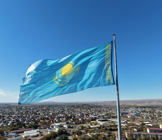 Жетісу облысында Республика күніне орай 43 ту тұғырында Мемлекеттік Ту көтерілді