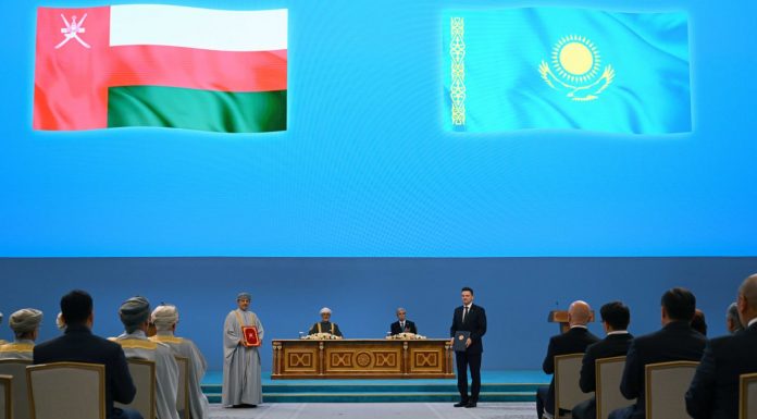 Келіссөздер қорытындысы бойынша Қасым-Жомарт Тоқаев пен Хайсам бен Тариқ Әл Саид екіжақты қарым-қатынастарды дамытудың алдағы бағыт-бағдарын айқындайтын Бірлескен мәлімдеме қабылдады