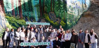 Республикалық волонтерлер слеті: Жетісуда еріктілер ағаш отырғызып, ең ұзын көшені тазалады