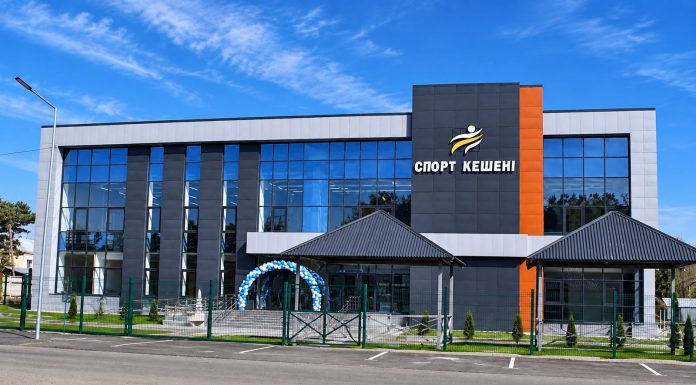 Жетісуда халықты спорт инфрақұрылымымен қамту деңгейі 70,5%-ға жетті: Алакөл ауданында жаңа спорт кешені ашылды